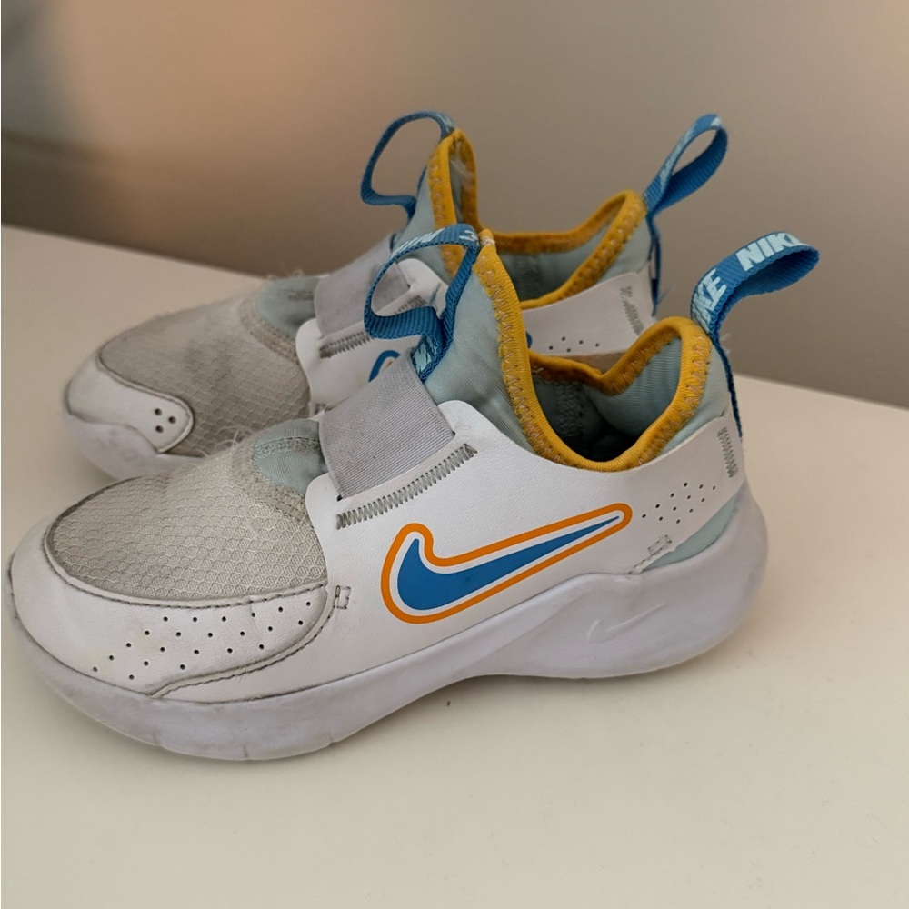 Nike Kids White and Yellow Sneakers with Blue Accents